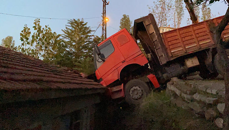 Freni boşalan kamyon gecekondunun çatısına uçtu