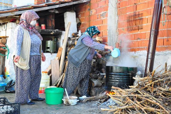 Atık zeytinyağı posalarını sabun yapıp, aile ekonomilerine katkı sağlıyorlar