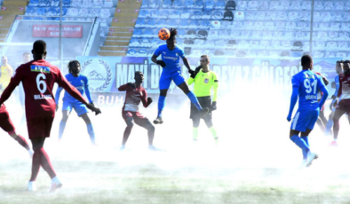 Erzurum’da -7 derecede oynanan maçta alttan ısıtma açıldı, saha saunaya döndü