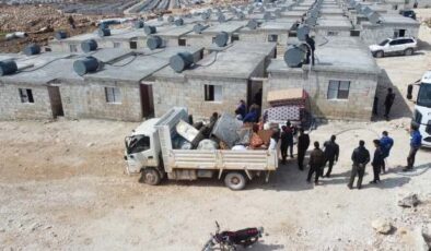 İdlib’de savaş mağduru Aileler, briket evlere yerleşmeye başladı