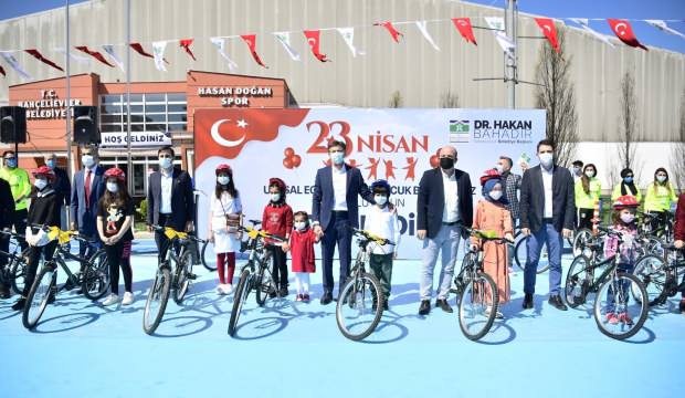 23 Nisan’a özel çocuklara 23 bisiklet hediye edildi