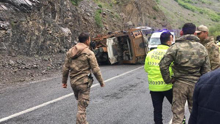 Hakkari – Van yolunda askeri araç devrildi: 3 asker yaralı