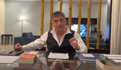 Yeni video yayınlayan Sedat Peker masasına koyduğu kitaplarla mesaj vermeye devam ediyor