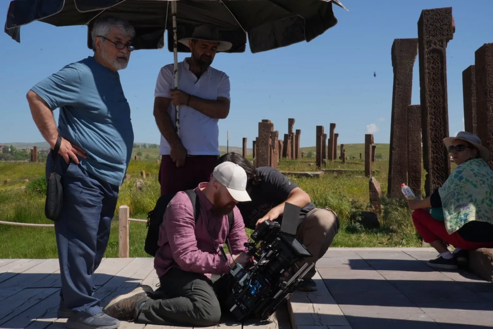 AHLAT’TA TARİH VE SANAT BULUŞUYOR: “SONSUZ GÜZEL” FİLMİNİN ÇEKİMLERİ BAŞLADI!